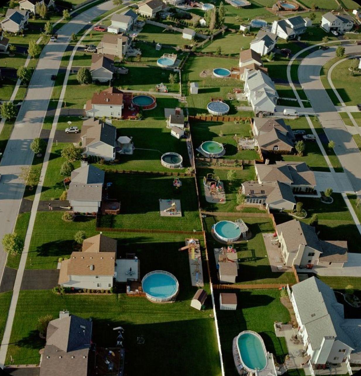 people_in_library_on_computer